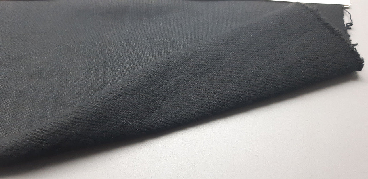 Kg ⚜  
11131-01 ⚜  
B3 ⚜  
PANTONE: Black ⚜  
100 % cotton 180cmx470g fabric hm2095-3 P:Black