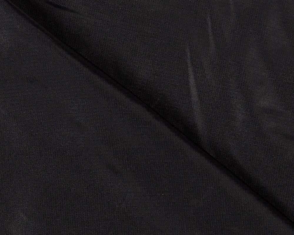 YARD ⚜  
11050-01 ⚜  
D7 ⚜  
PANTONE: Black ⚜  
jacket fabric 150 cm, 95 % nylon and 5 % polyurethane, P:Black